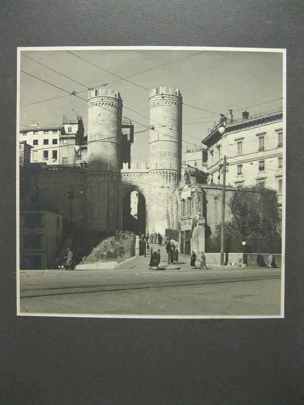 Genova. Panoramica della città; Vista sulla Porta e le due torri del quartiere Portoia (oggi non più visibili); Piazza della Vittoria. Tre fotografie